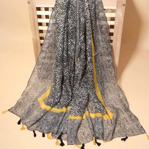 Tassel. Scarf - Picture 1 of 3